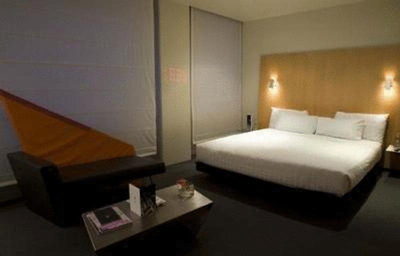 Adelphi Hotel Melbourne Room photo